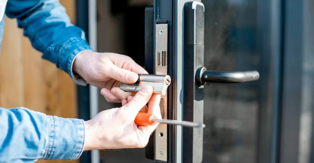 Facture démesurée posée à côté d'une serrure de porte