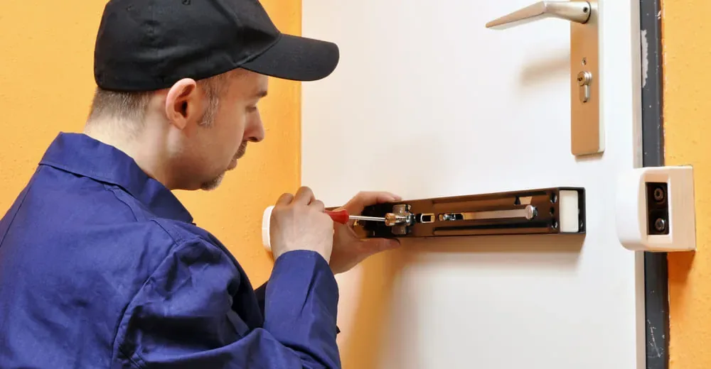 Porte d'appartement endommagée avec documents d'assurance