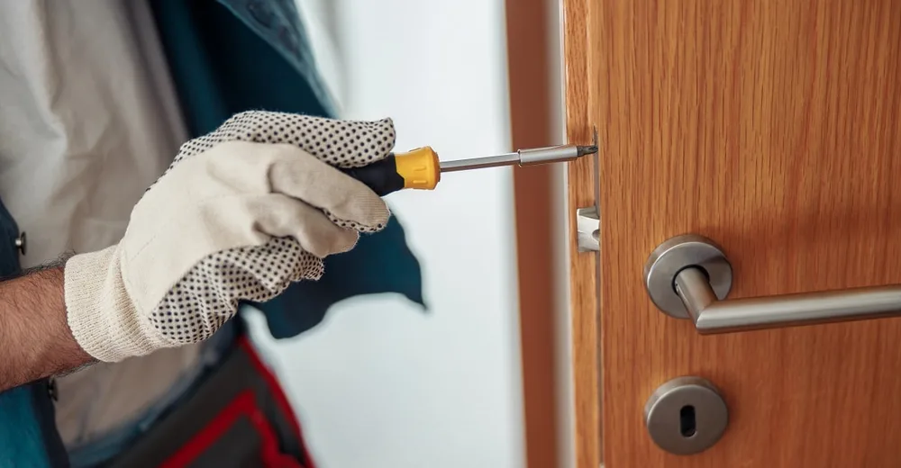 Morceau de clé cassé resté engagé dans un cylindre de porte