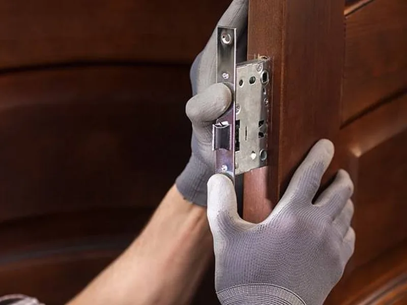 Rosace de sécurité et gâche renforcée posées sur une porte d'appartement