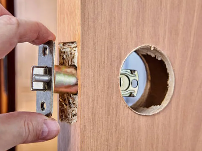 Remplacement d'une serrure de boîte aux lettres dans un hall d'immeuble